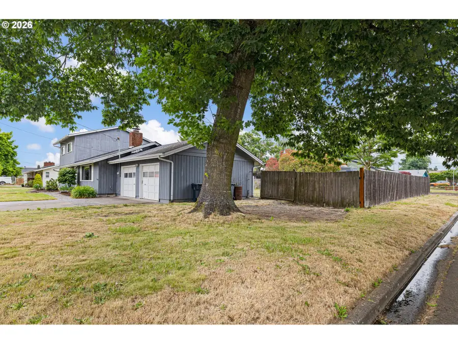 430 N 6th St, Harrisburg, OR 97446 - #3