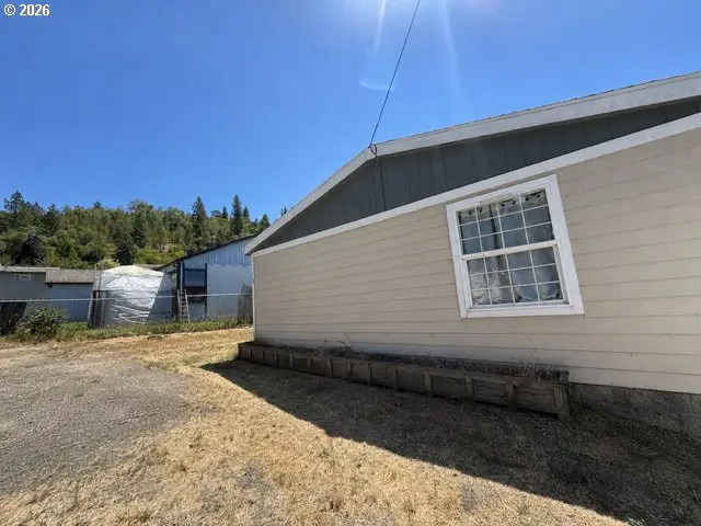 152 NE Scofield Ave, Roseburg, OR 97470 - #3