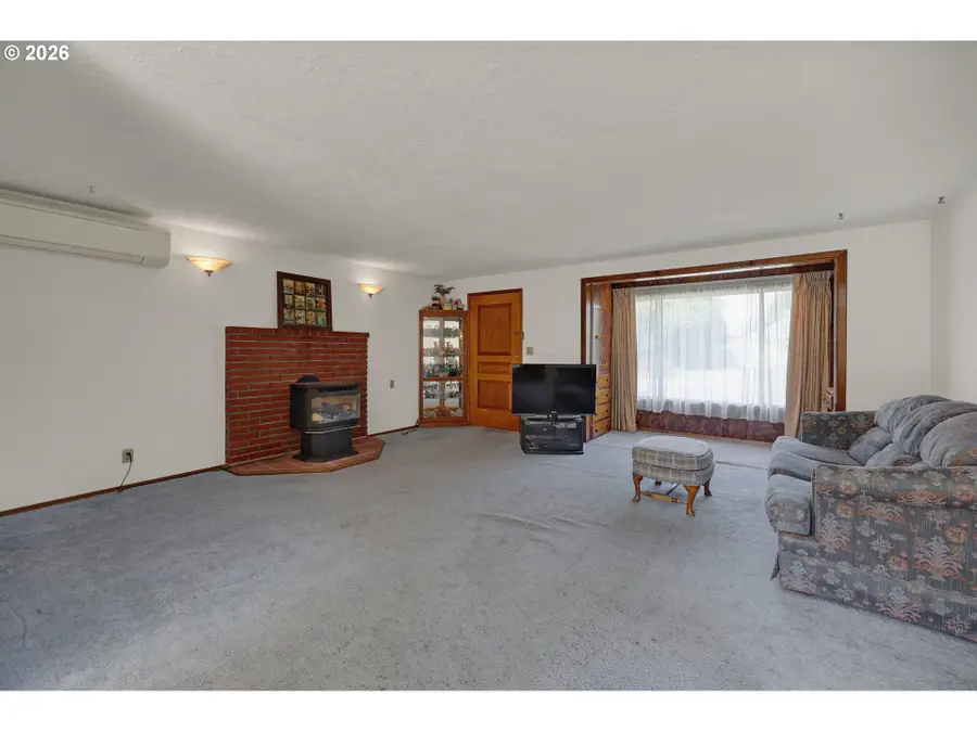 444 N 1st St, Creswell, OR 97426 - #2