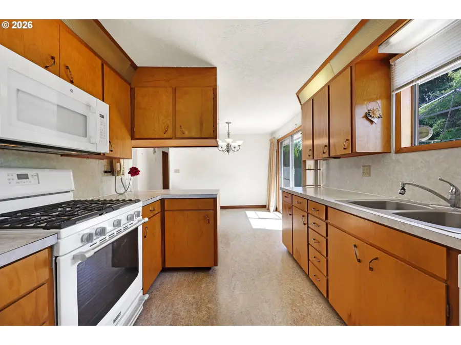 444 N 1st St, Creswell, OR 97426 - #3