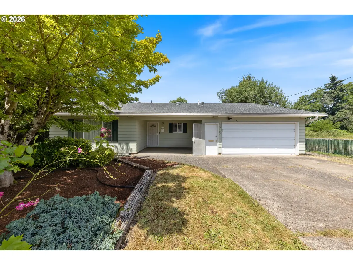 1025 N 3rd St, Woodburn, OR 97071 - #1