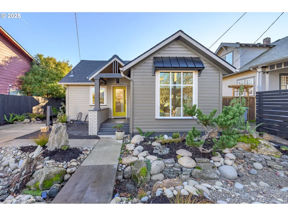 326 NE 8th St, McMinnville, OR 97128 - #1