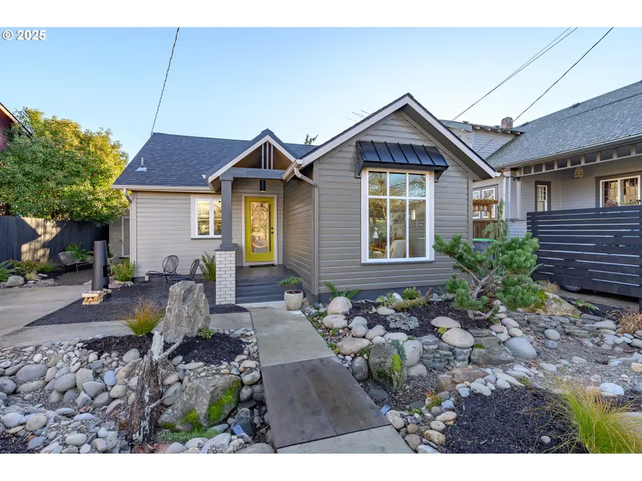 326 NE 8th St, McMinnville, OR 97128 - #3