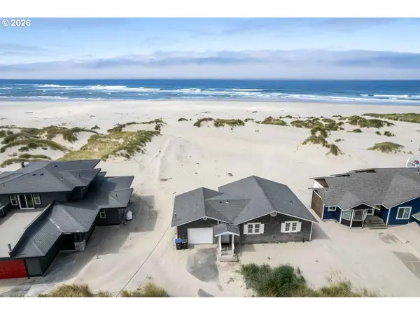 122 NW Oceania Dr, Waldport, OR 97394