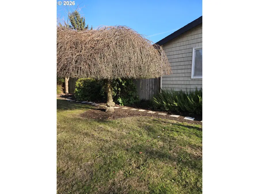 738 S 2nd St, Carlton, OR 97111 - #3