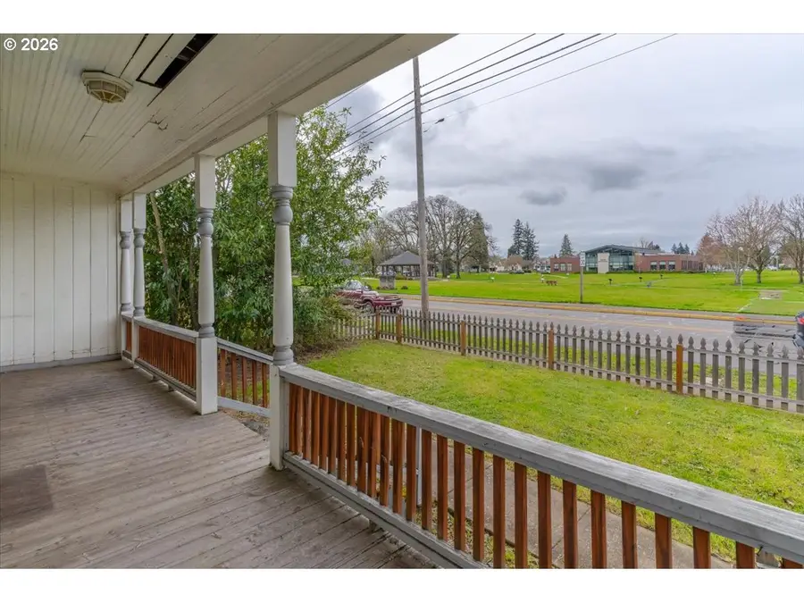 49 S Main St, Lebanon, OR 97355 - #2