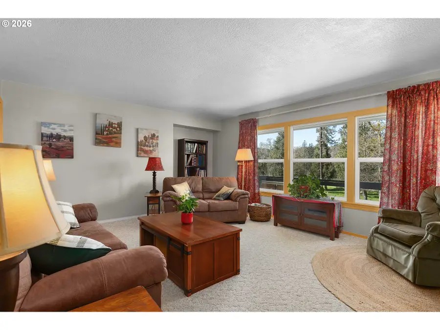 135 Champagne Dr, Roseburg, OR 97471 - #3