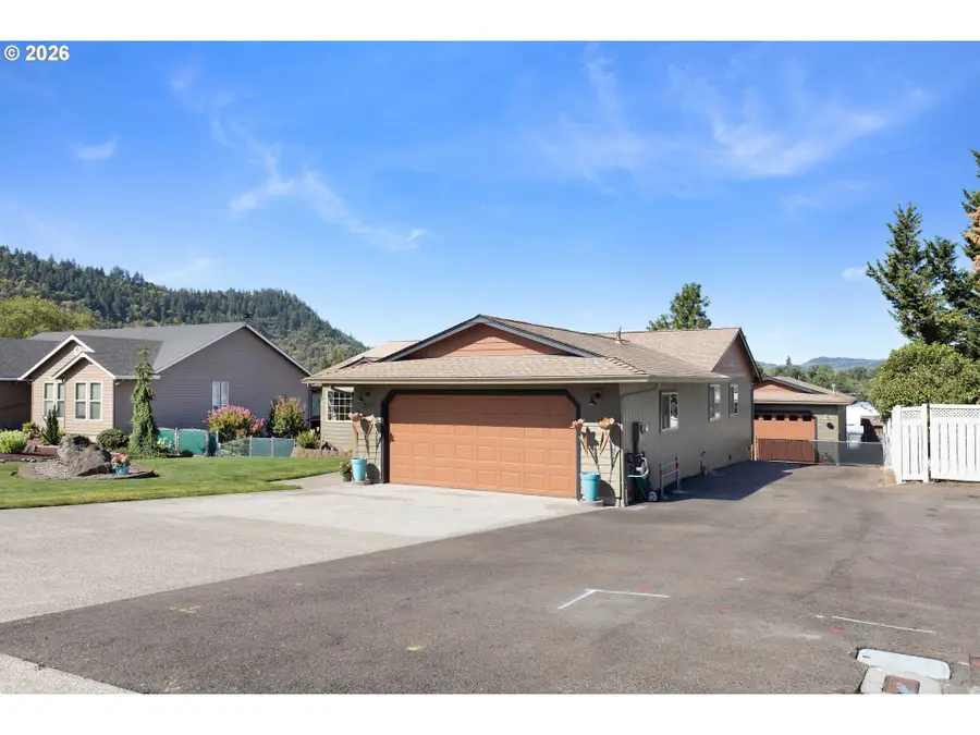535 SE Parkway Dr, Winston, OR 97496 - #2