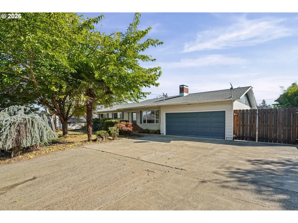 839 W Luellen Dr, Roseburg, OR 97471 - #1