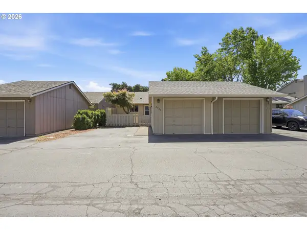 2986 SE Blue Bird Dr, Hillsboro, OR 97123