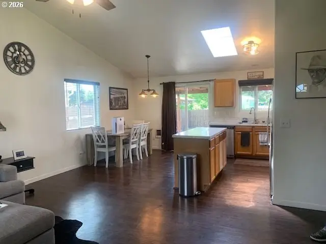 1048 Kees St, Lebanon, OR 97355 - #3