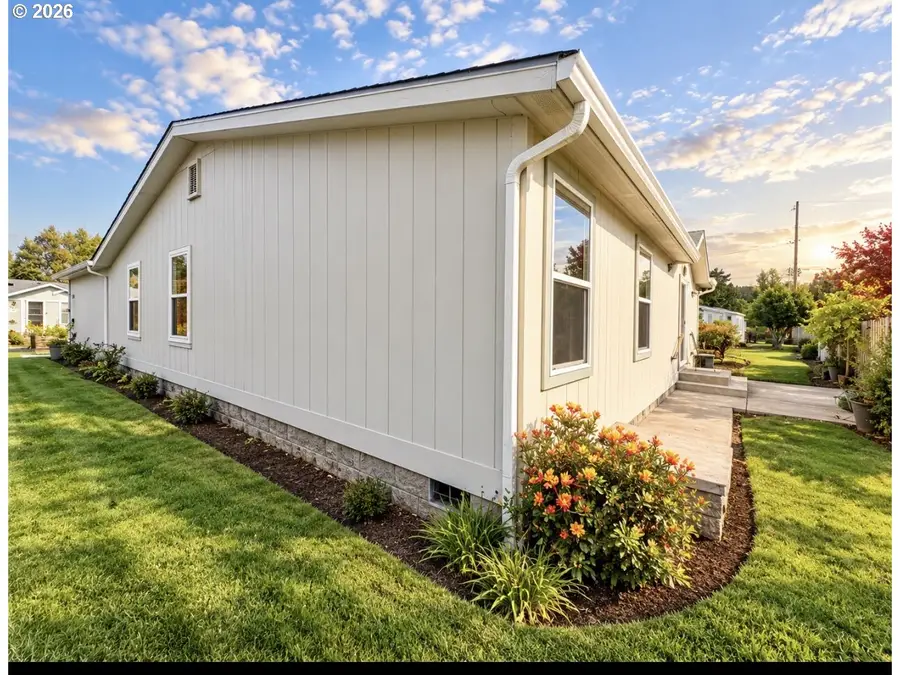 167 Village Dr, Cottage Grove, OR 97424 - #3