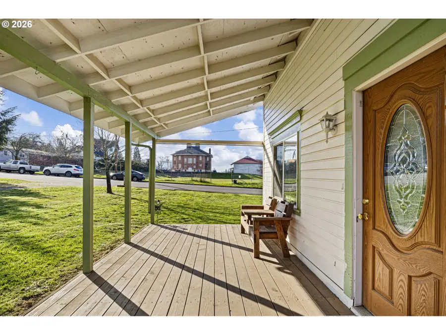 116 NE 8th St, Oakland, OR 97462 - #2