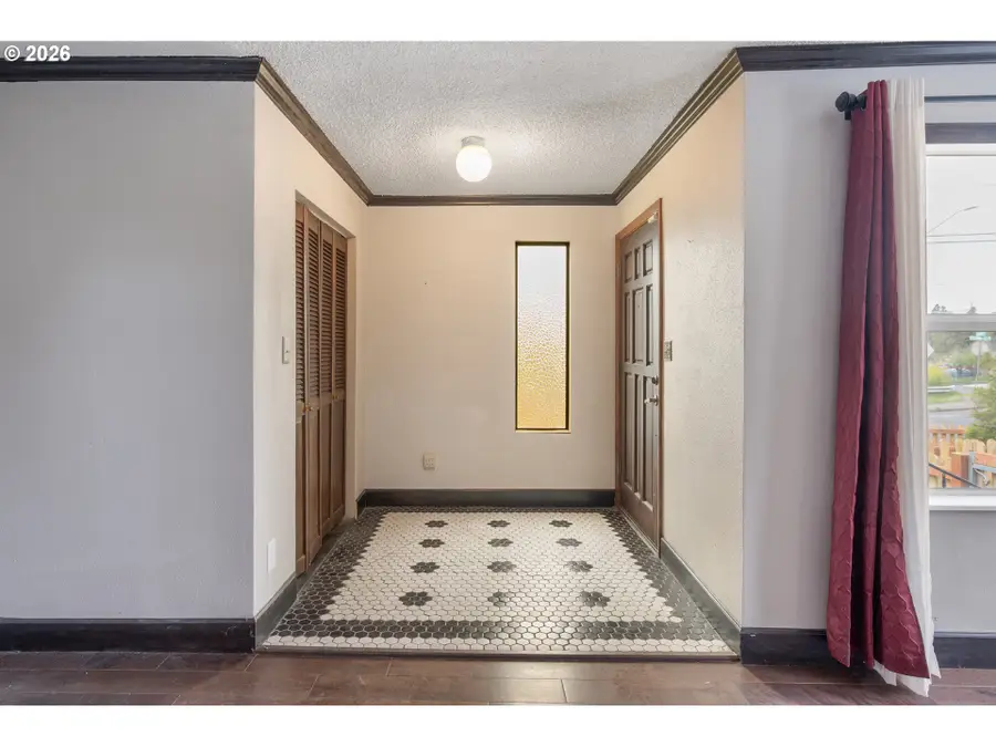 2916 Columbia Heights Rd, Longview, WA 98632 - #3