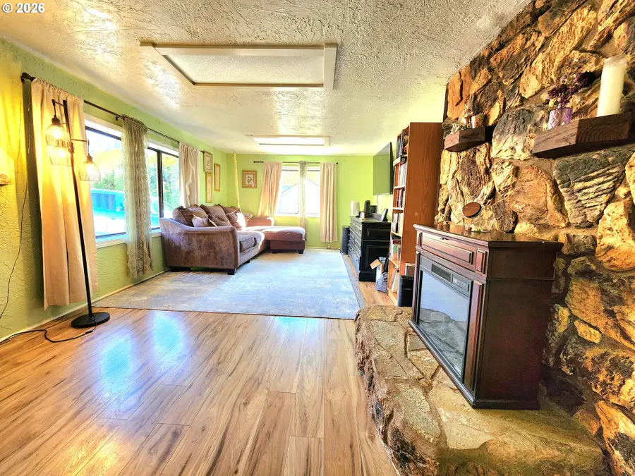 328 E Fifth Ave, Sutherlin, OR 97479 - #2