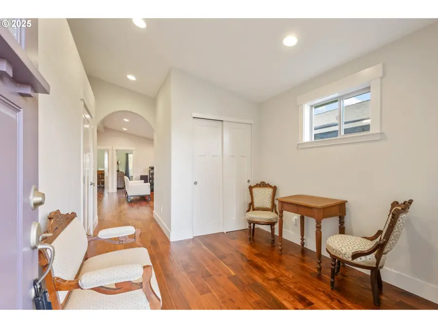 20298 Poe Sholes Dr, Bend, OR 97703 - Image #2