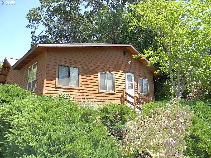 210 W Franklin St, Bingen, WA 98605 - #1