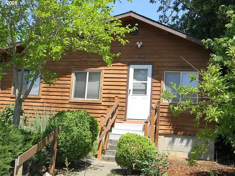 210 W Franklin St, Bingen, WA 98605 - #2