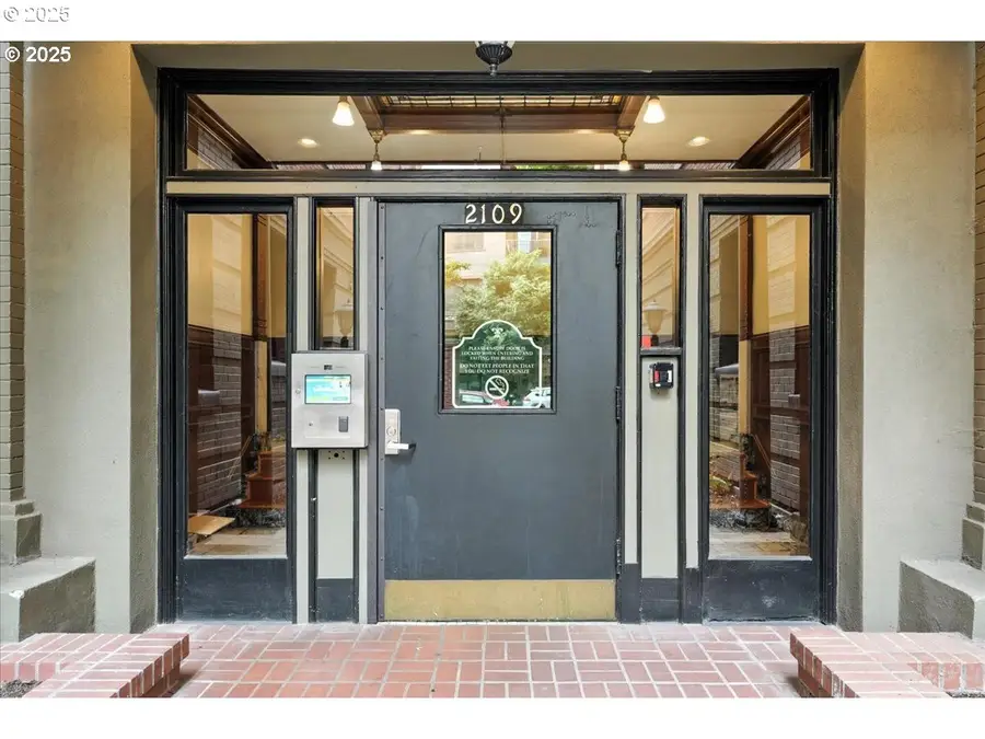 2109 NW Irving St #304, Portland, OR 97210 - Image #3