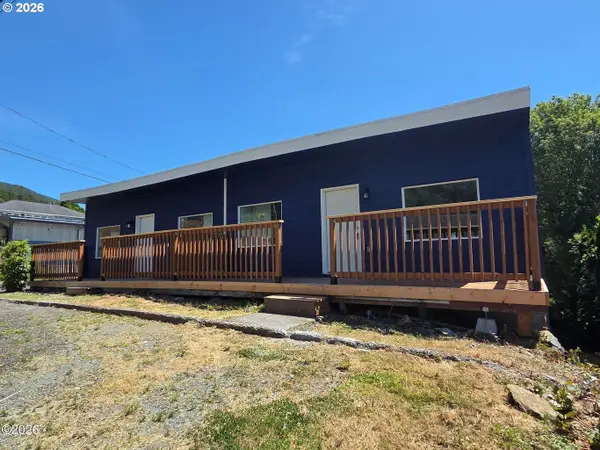 306 8th St, Garibaldi, OR 97118