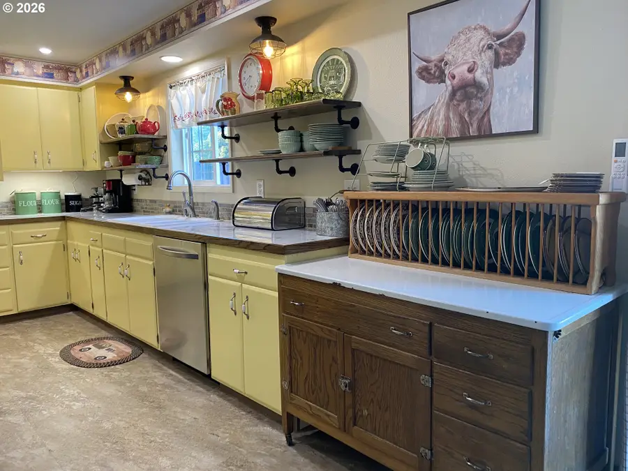 2940 Ridgeway Dr, Reedsport, OR 97467 - Image #2