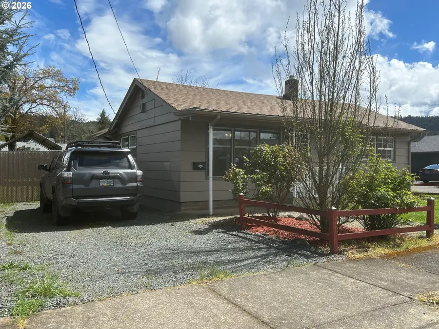 830 S 7th St, Cottage Grove, OR 97424 - #2