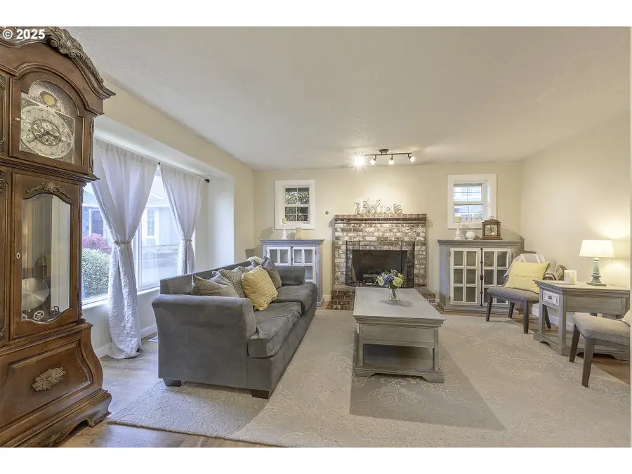 675 SE 70th Ct, Hillsboro, OR 97123 - Image #2