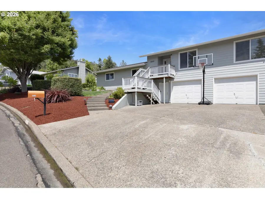 2020 NW Witherspoon Ave, Roseburg, OR 97471 - #3