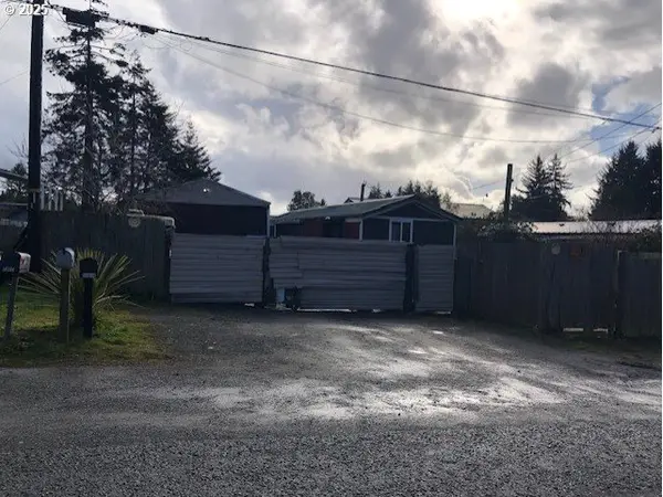 90842 Hollywood Ln, CoosBay, OR 97420