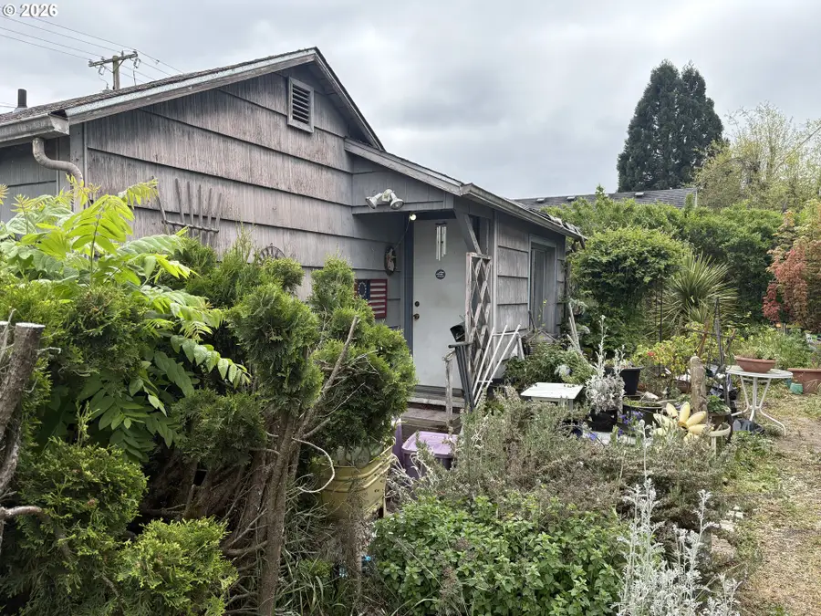 394 S 37th St, Springfield, OR 97478 - #3