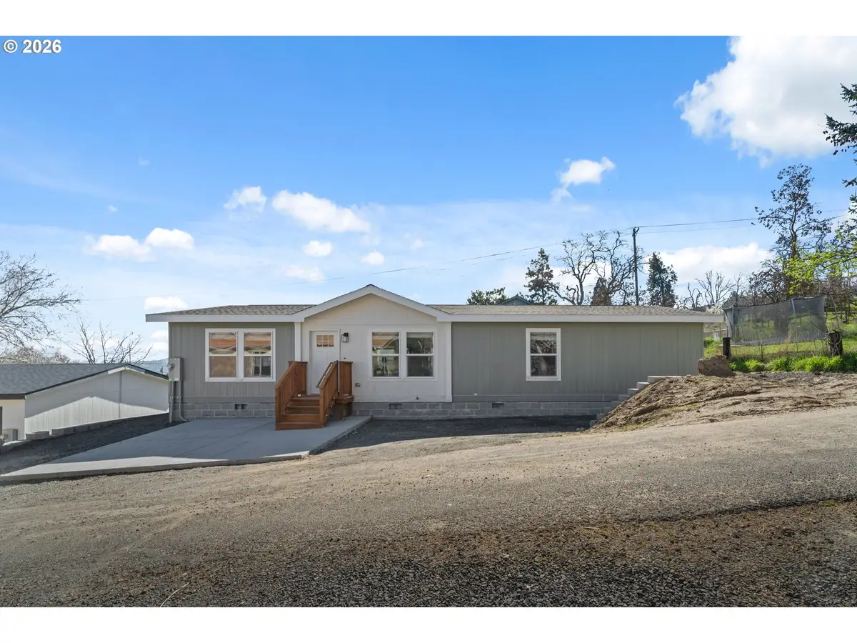2208 W 10th St, The Dalles, OR 97058 - #1