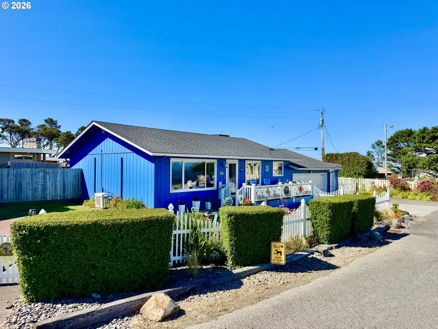 1247 Iris St, Brookings, OR 97415 - #2