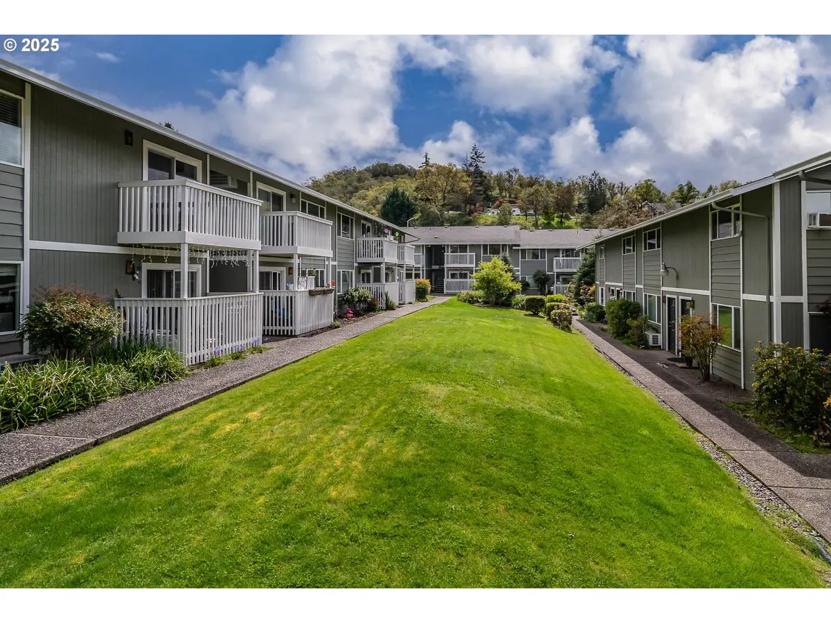 885 NE Sunset St #22, Roseburg, OR 97470 - Image #1