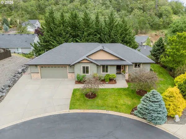 1695 NE Ruby Ct, Roseburg, OR 97470