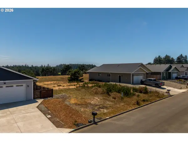 753 Seacrest Dr, Bandon, OR 97411