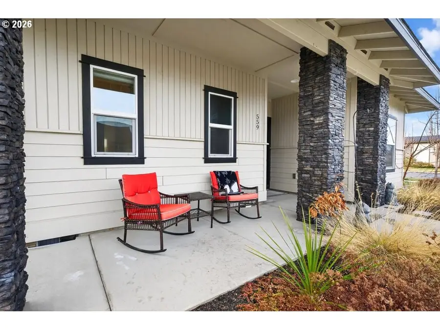 559 NW Rimrock Ct, Redmond, OR 97756 - #2