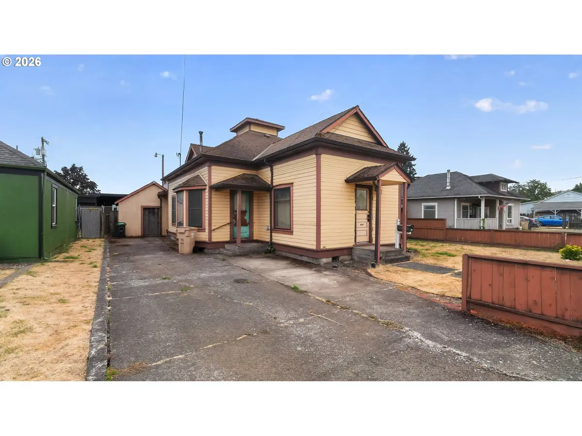 42 E St, Lebanon, OR 97355 - #1
