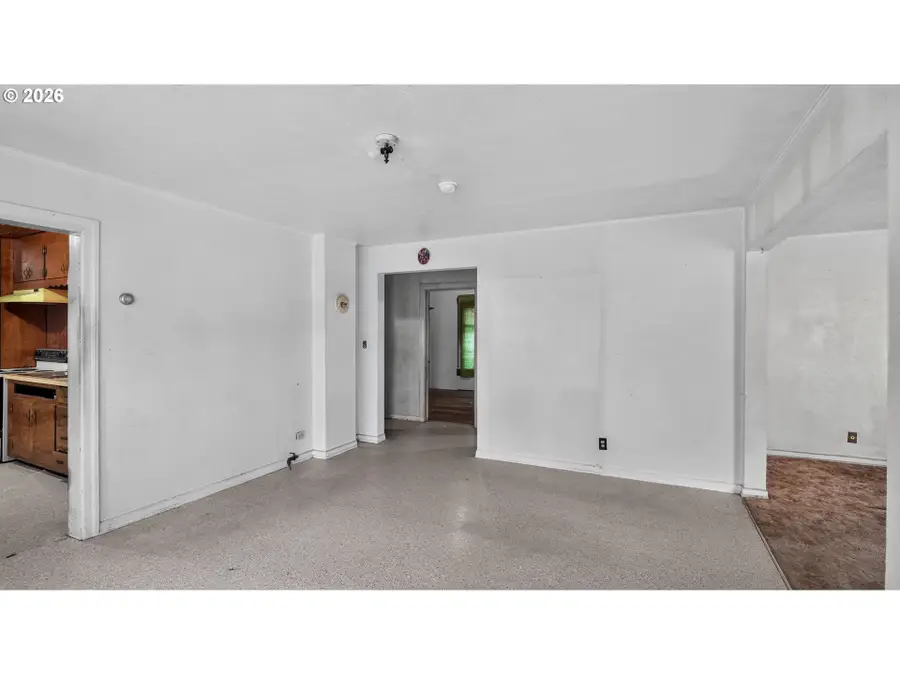 42 E St, Lebanon, OR 97355 - #2