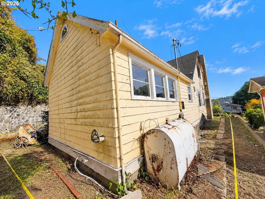 925 S 10th St, Coos Bay, OR 97420 - #3