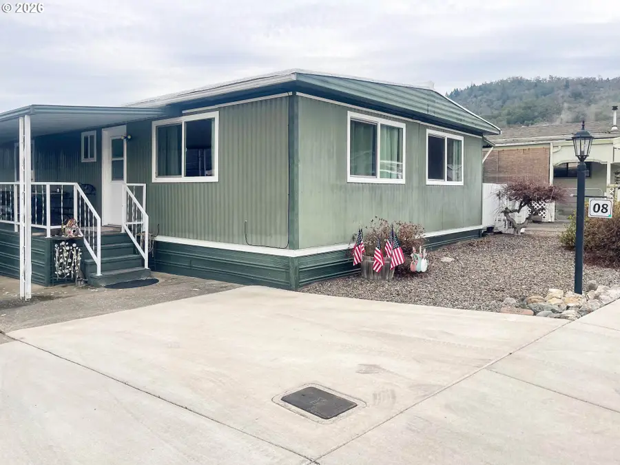 8 NE Mary Ann Ln, Roseburg, OR 97470 - Image #3