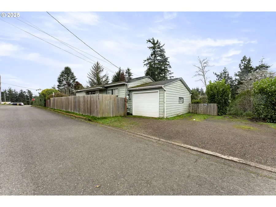 2665 35th St, Coos Bay, OR 97420 - Image #2