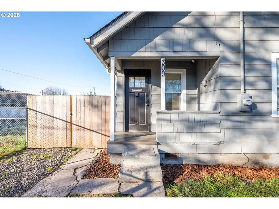 309 NW 3rd Ave, Kelso, WA 98626 - #2