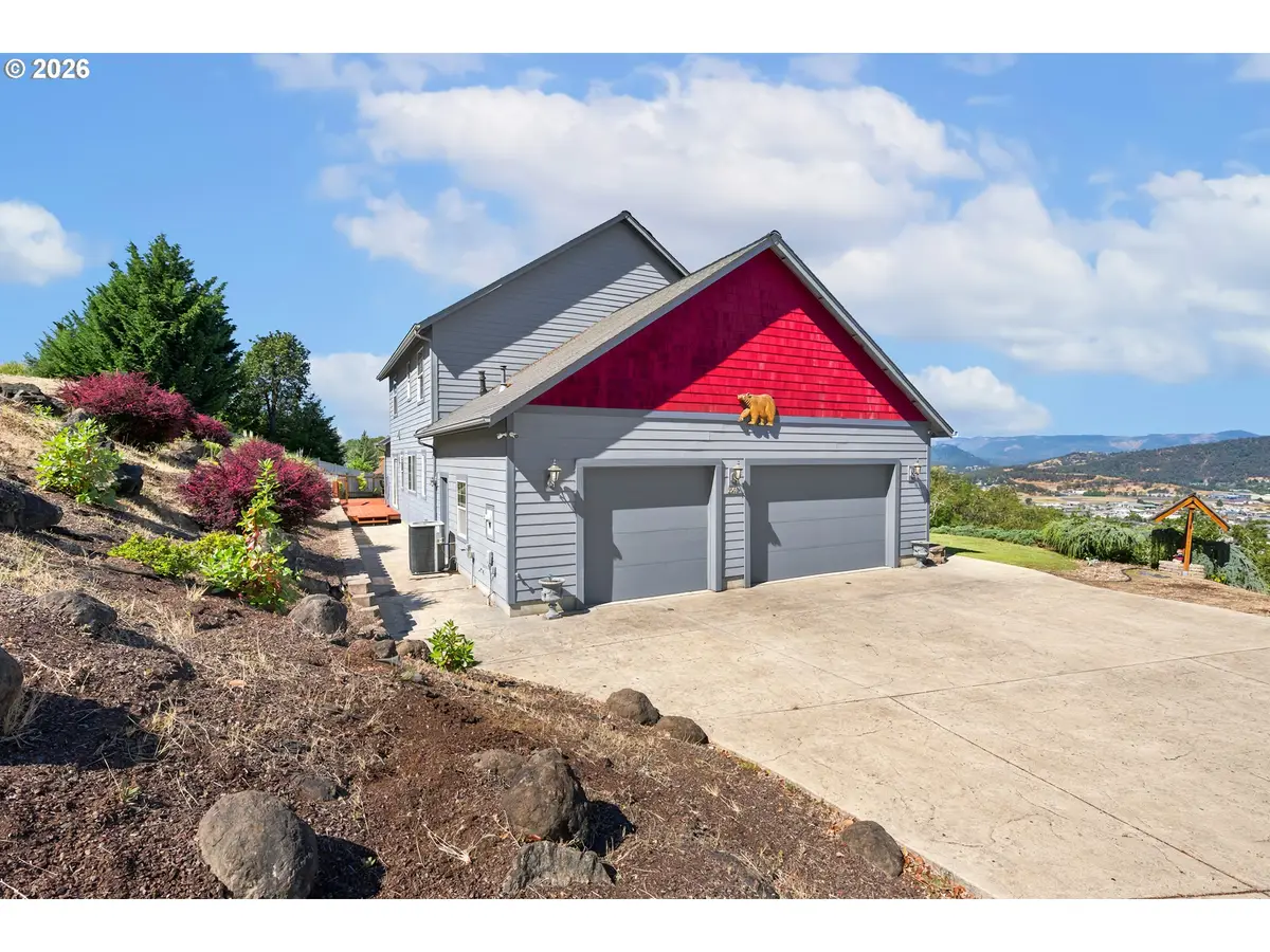 1548 NE Rocky Ridge Dr, Roseburg, OR 97470 - #1