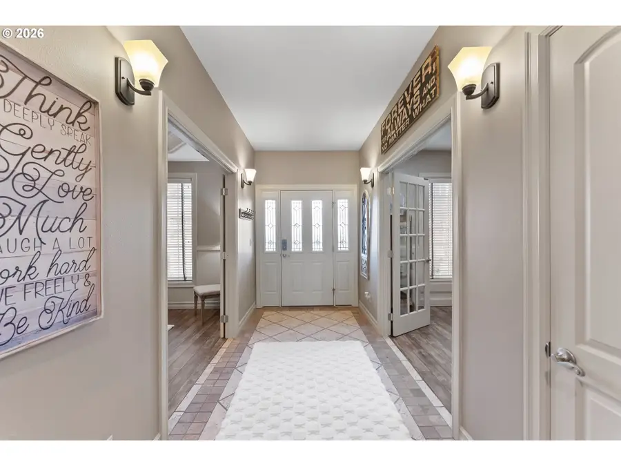 2402 NW Canterbury Dr, Roseburg, OR 97471 - Image #2