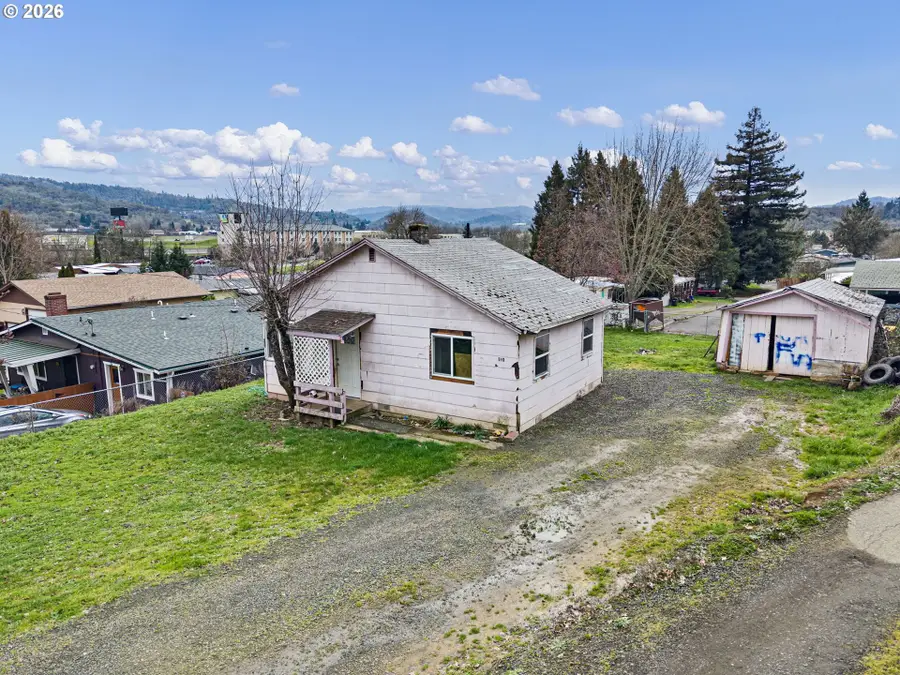 593 NW Sweetbrier Ave, Roseburg, OR 97471 - #3