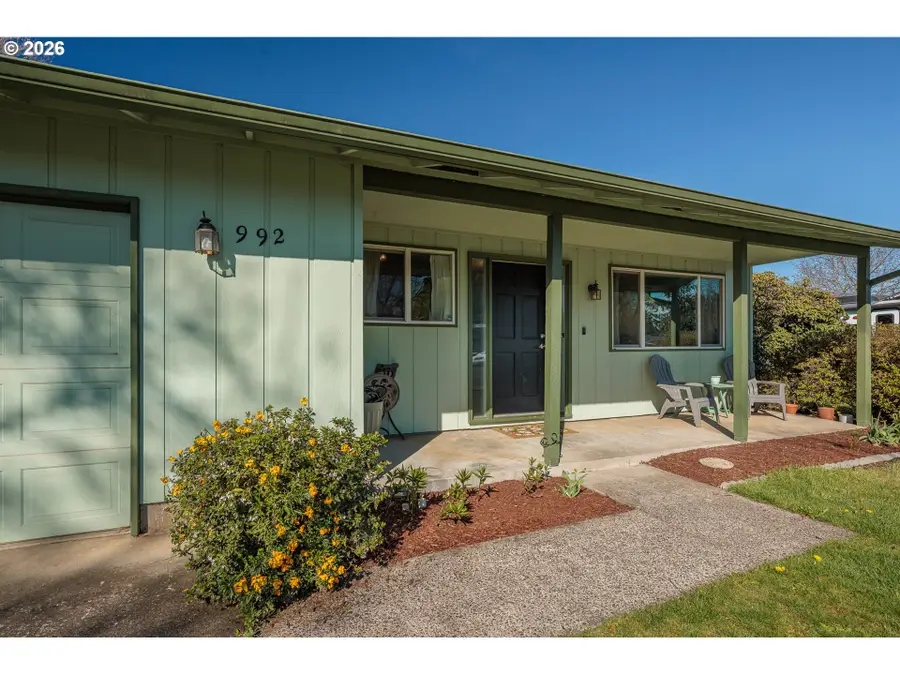 992 Candlelight Dr, Eugene, OR 97402 - #2