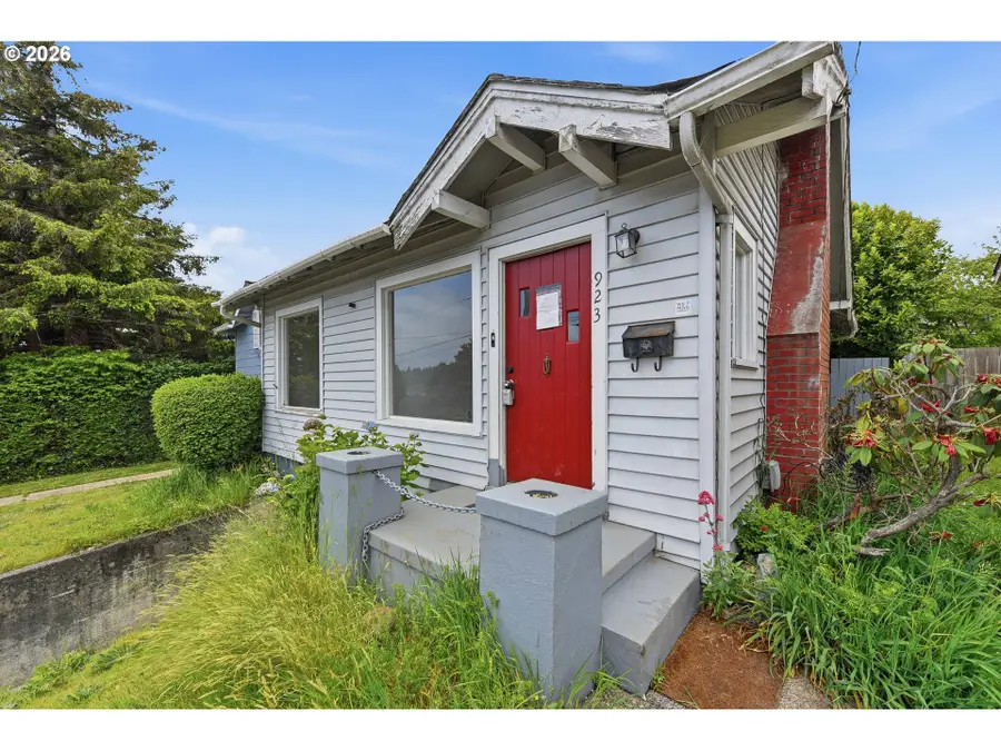 923 S 7th St, Coos Bay, OR 97420 - #3