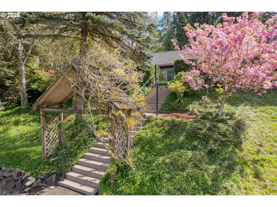 42 Ridgewood Dr, Eugene, OR 97405 - #2