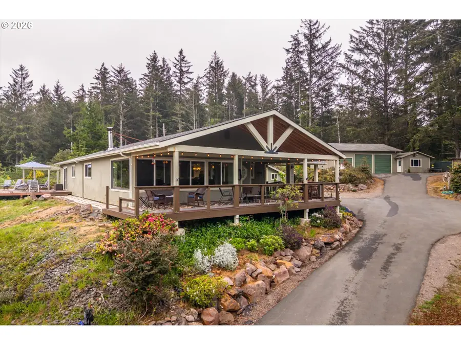 95715 Pinewood Ln, Brookings, OR 97415 - #2