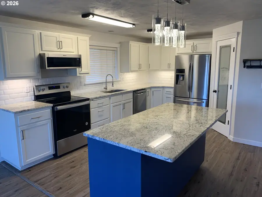 326 Auburn Ln, Creswell, OR 97426 - #2